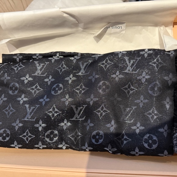 Louis Vuitton Shawl - Picture 3 of 5